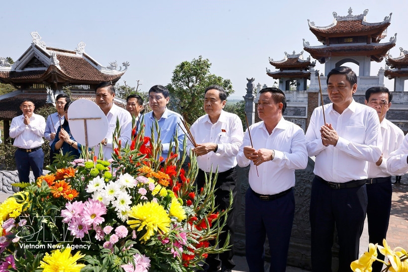 NA leader pays tribute to President Ho Chi Minh in Nghe An